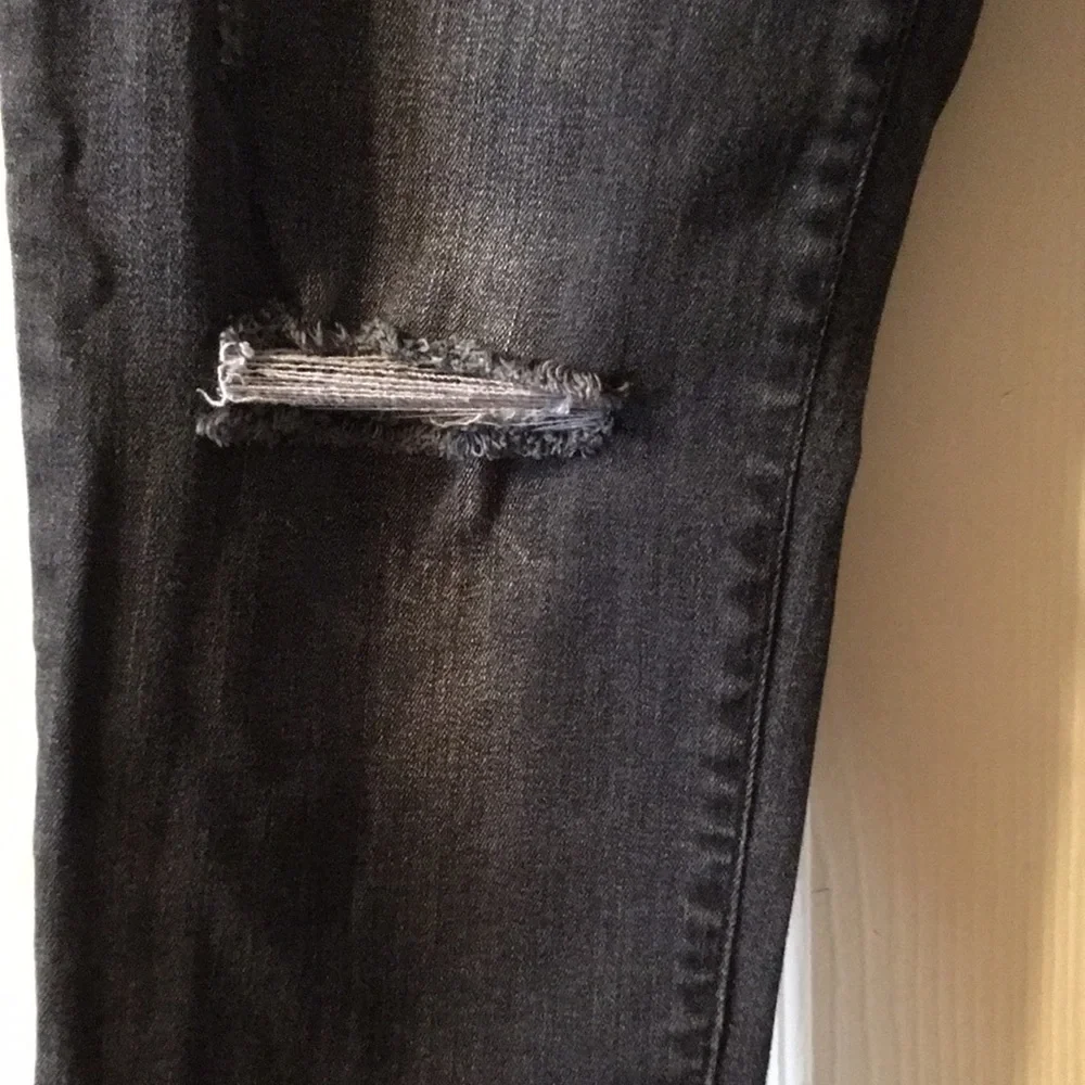 ARIZONA woman’s ripped jeans size 11 - Picture 2 of 8
